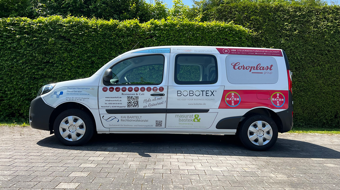 Auf einem Auto der Wuppertaler Bühnen ist die Werbung von Bobotex zusammen mit denen weiterer Werbepartner aufgebracht.
